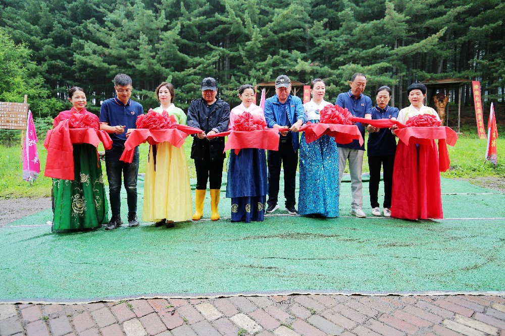 2024年7月6日杉芝源董事長(cháng)張學(xué)軍在長(cháng)白山(shān)靈芝種植基地攜全體(tǐ)員工(gōng)慶祝全國(guó)首屆靈芝節