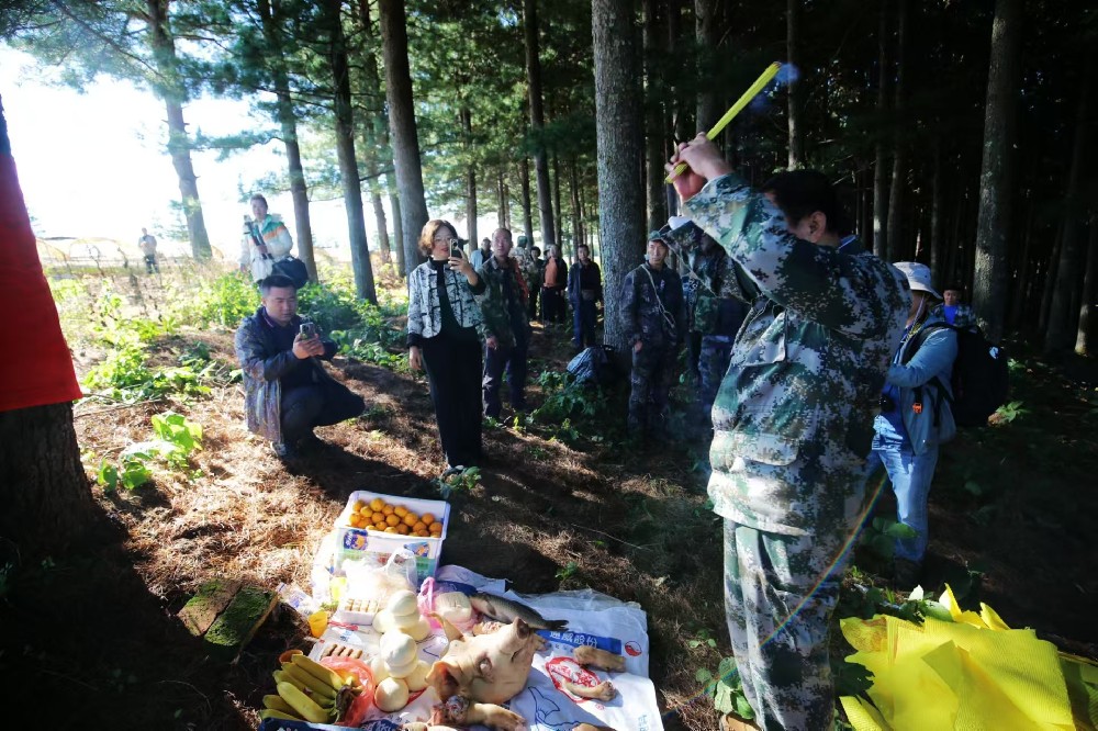 2024年9月8号，開山(shān)大吉，敬山(shān)神，長(cháng)白山(shān)杉芝源全體(tǐ)員工(gōng)敬山(shān)開始采集紅松松果